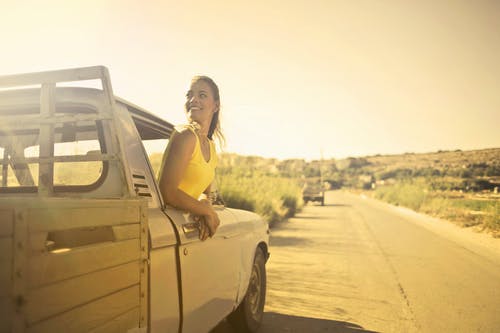 穿黄色衬衫里面卡车的女人 · 免费素材图片