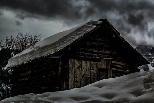 被雪覆盖的小屋 · 免费素材图片