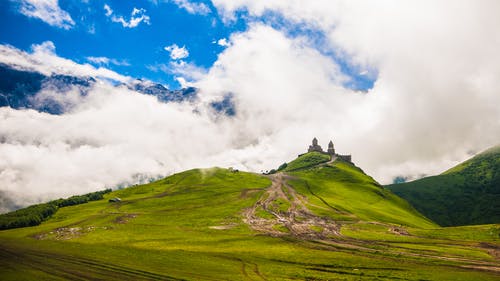 湛蓝的天空下的绿山 · 免费素材图片