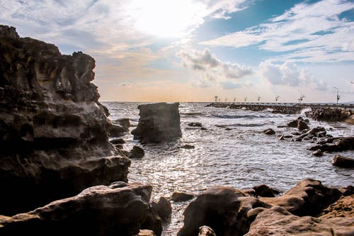 水体包围的岩石景观摄影 · 免费素材图片