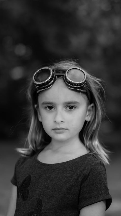 黑色汤匙短袖衬衫的女孩 · 免费素材图片