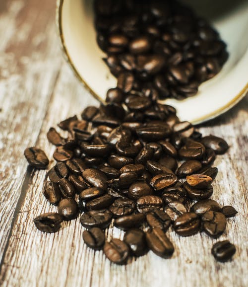 溢出的咖啡豆的特写摄影 · 免费素材图片