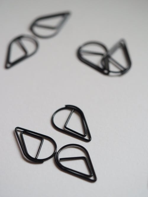 黑色金属纸别针 · 免费素材图片