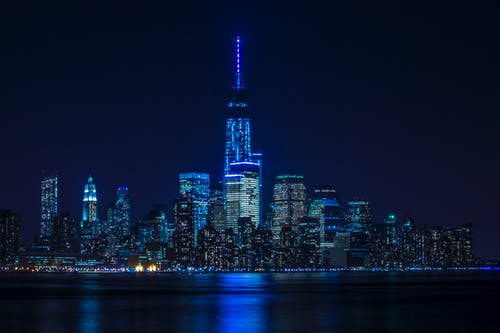 蓝光的建筑物 · 免费素材图片