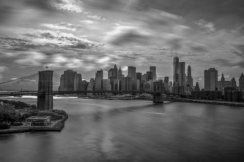 城市建筑物和桥梁的灰度摄影 · 免费素材图片