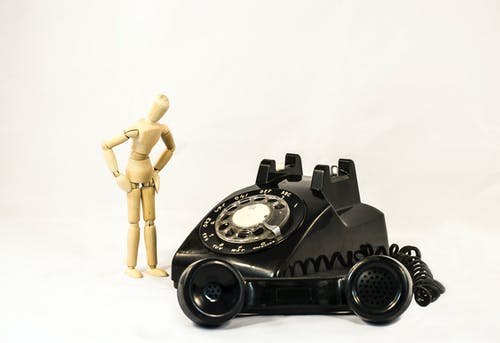 米色manekin旁边的黑色旋转电话 · 免费素材图片
