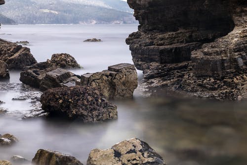 水体包围的石头 · 免费素材图片