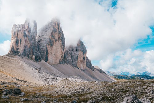 多云的天空下布朗山的风景照片 · 免费素材图片