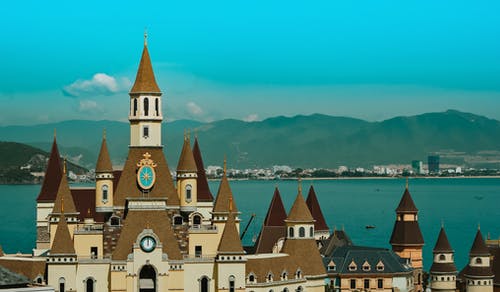 布朗和米色城堡在白天 · 免费素材图片