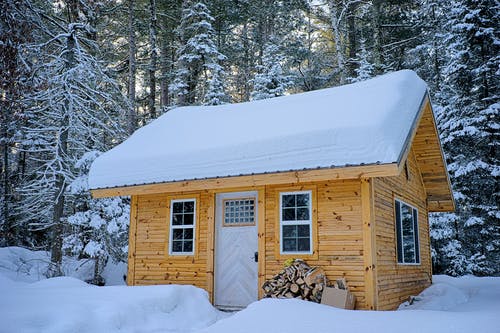 森林里的白雪覆盖的木房子 · 免费素材图片
