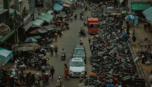 一群人走进市场 · 免费素材图片