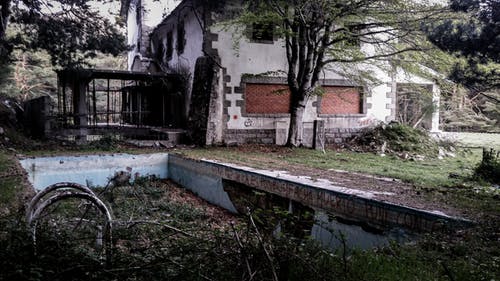 一个破旧的游泳池的照片 · 免费素材图片