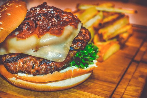 火腿汉堡在木质表面照片上的选择性焦点 · 免费素材图片