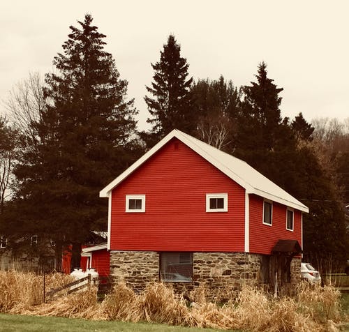 红，棕，白木砖房 · 免费素材图片