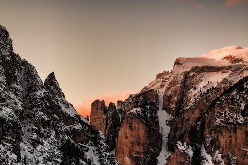 棕色和灰色的冰雪覆盖的山脉 · 免费素材图片