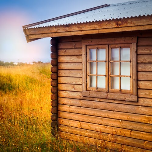 白天在现场的棕色木制小屋 · 免费素材图片