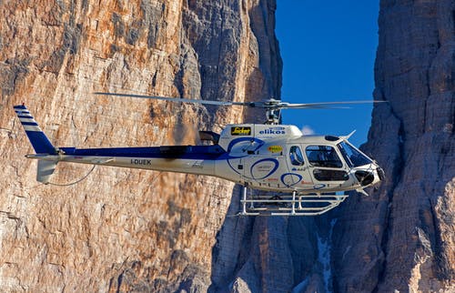 布朗山附近的白色直升机的选择性照片 · 免费素材图片