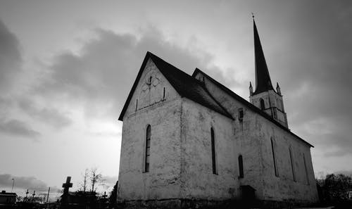 教堂的灰度照片 · 免费素材图片