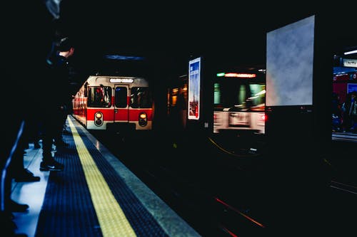 地下的红色和白色火车 · 免费素材图片