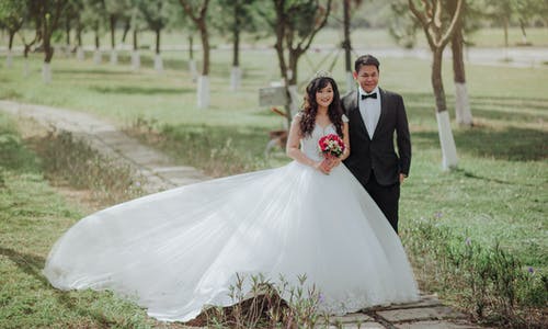 新娘和新郎在公园的照片 · 免费素材图片