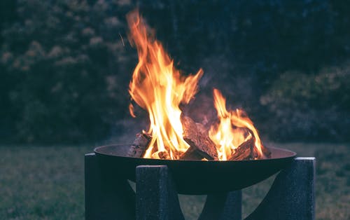 木材在火坑上燃烧的摄影 · 免费素材图片