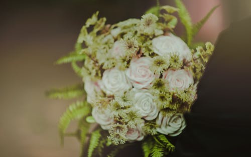 白色和粉红色的玫瑰鲜花花束 · 免费素材图片