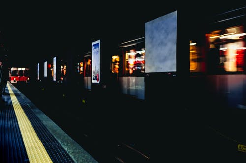 白色和红色火车站 · 免费素材图片
