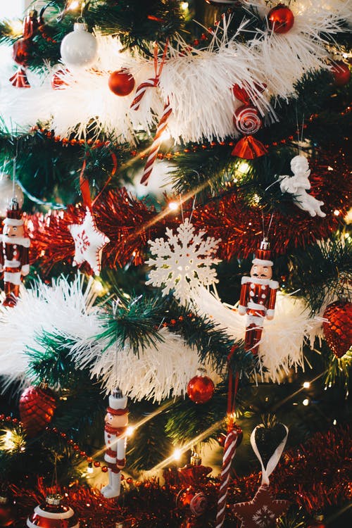 绿色圣诞树用灯串和悬挂式装饰 · 免费素材图片