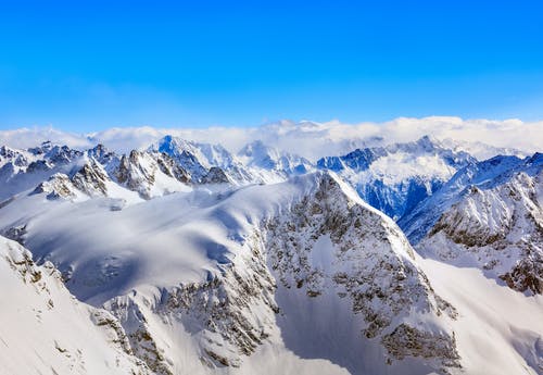 晴空下的白雪覆盖的山脉的地域摄影 · 免费素材图片