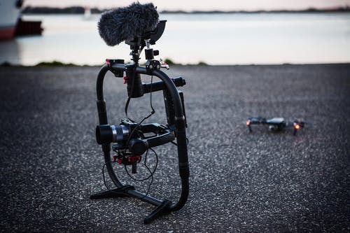 黑色quadcopter在水体附近的浅焦点摄影 · 免费素材图片