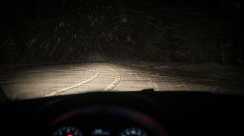 道路覆盖着雪的人拍照 · 免费素材图片