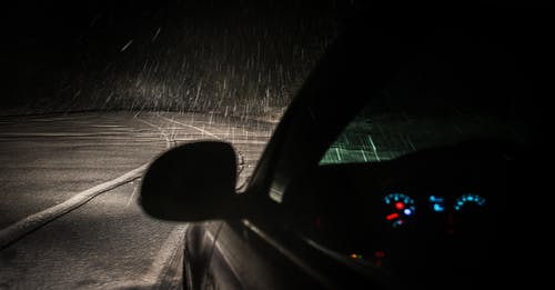 夜间下雨时巷道上的黑车 · 免费素材图片