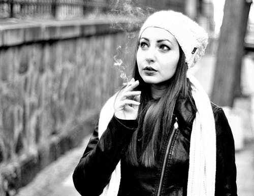 女人吸烟的灰度摄影 · 免费素材图片