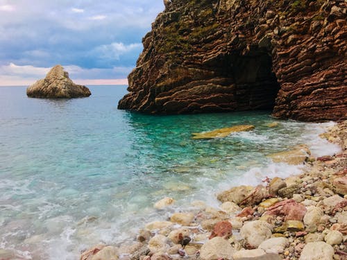 洞穴附近的海滩海岸 · 免费素材图片