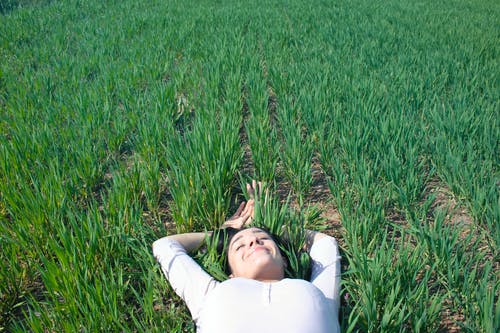 躺在绿草地上的女人 · 免费素材图片