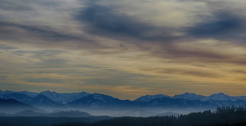 云雾笼罩的高大山脉高饱和度摄影 · 免费素材图片