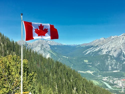 加拿大国旗与山脉视图 · 免费素材图片