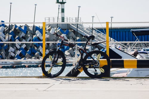 黑色刚性自行车 · 免费素材图片