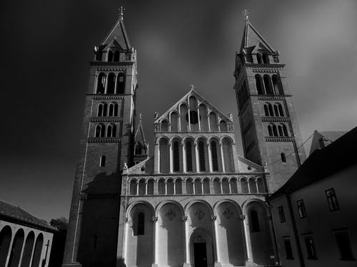 大教堂的灰度低角度照片 · 免费素材图片