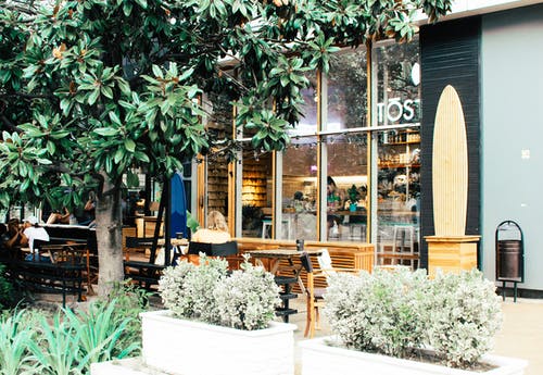 黑色和棕色木制餐桌椅集在白天 · 免费素材图片