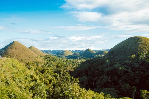 树木环绕的山丘的风景 · 免费素材图片