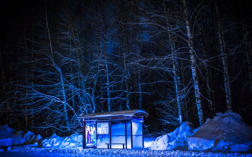 冬季公交车站的摄影 · 免费素材图片