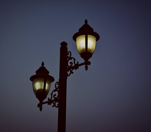 黑色金属邮政灯在夜间摄影 · 免费素材图片