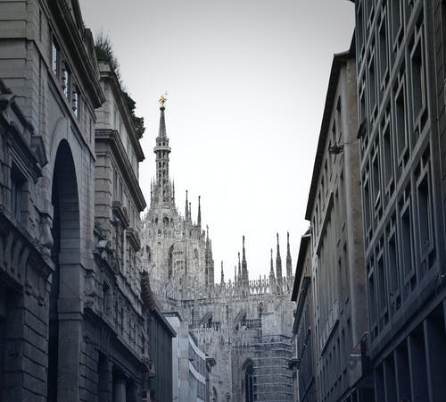 胡同与背景的米兰大教堂的灰度照片 · 免费素材图片