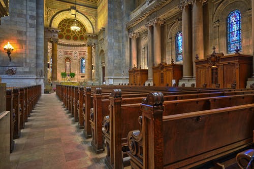 棕色木制教堂的皮尤对齐面向祭坛 · 免费素材图片