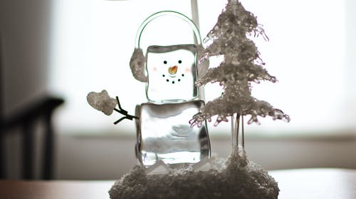 冰块雪人与耳机饰品 · 免费素材图片