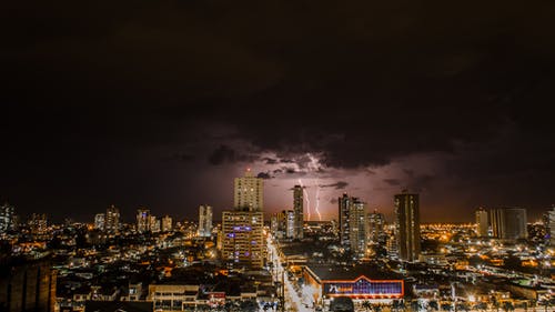 夜间城市上空的雷暴 · 免费素材图片