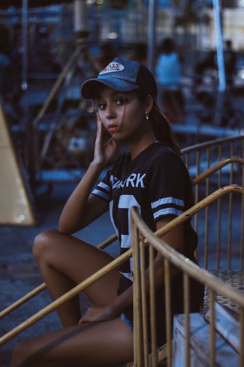 黑色和白色t恤和冯·荷兰帽的女人 · 免费素材图片