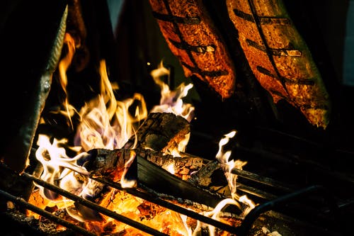 黑钢炉排中燃烧的木头的焦点照片 · 免费素材图片
