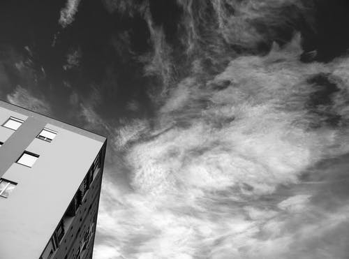 云的单色摄影 · 免费素材图片
